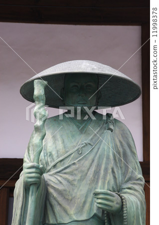 Bronze statue of a godly person 11998378