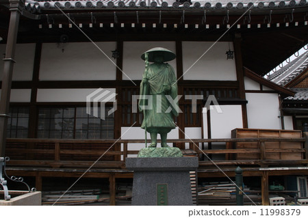 Bronze statue of a godly person 11998379