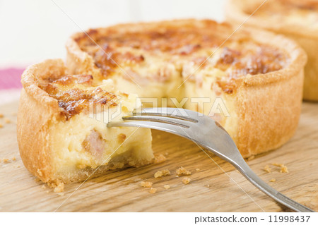 圖庫照片: quiche lorraine - individual quiches with bacon