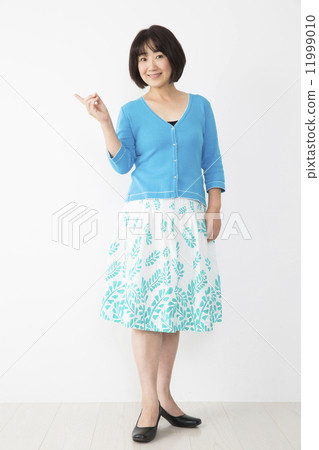 A smiling middle woman 11999010