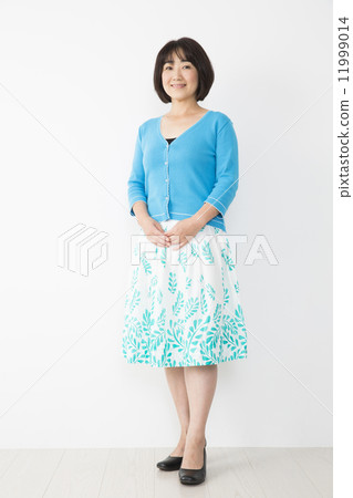 A smiling middle woman 11999014