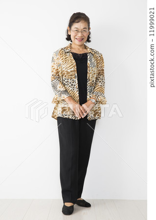 Senior women 11999021