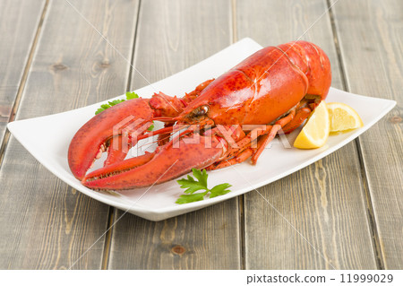 Lobster with lemon wedges. 11999029