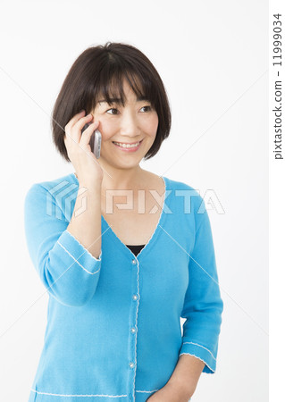 Middle female speaking on the phone 11999034