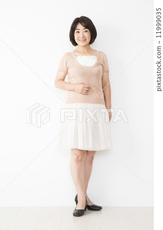 Middle-aged female 11999035