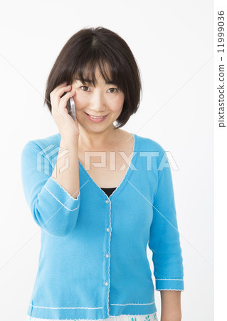 Middle female speaking on the phone 11999036