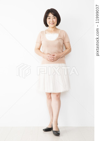 Middle-aged female 11999037