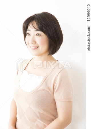 Middle-aged female 11999040