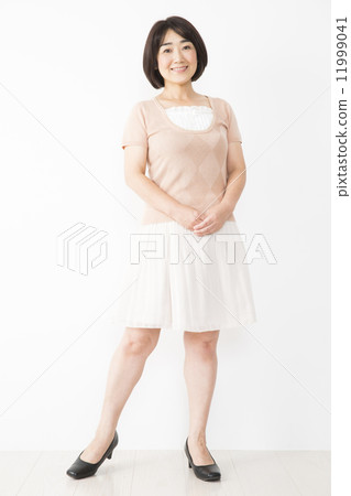 Middle-aged female 11999041