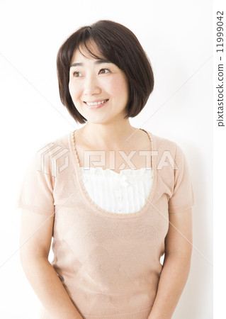 Middle-aged female 11999042