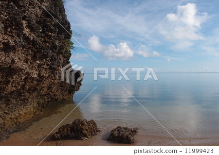 Rock and clouds 11999423