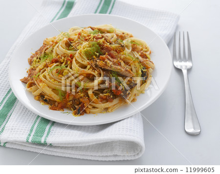 Linguine with sardines, tomatoes and fennel 11999605
