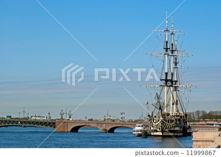 Bridge and the schooner. 11999867