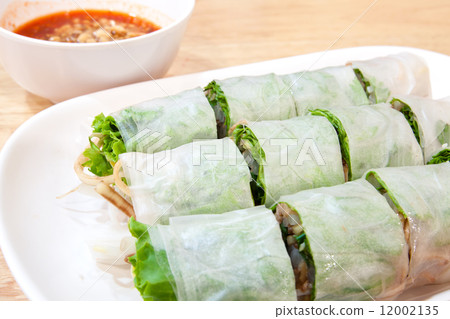 delicious vietnamese spring roll with shrimp