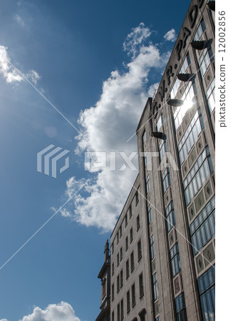 在陽光照耀下的窗戶下的石頭建築 12002856