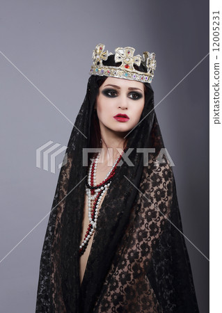 Enchantress.Wizard in Ancient Mantle and Crown Enchantress.Wizard in Ancient Mantle and Crown 12005231