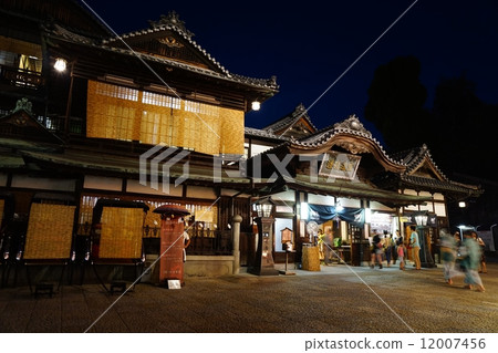 道後溫泉主樓在晚上 12007456