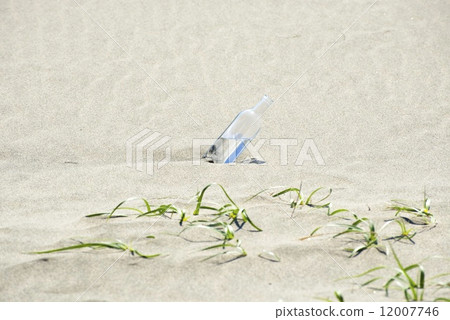 在海灘安置的瓶玻璃 在海灘安置的瓶玻璃 12007746