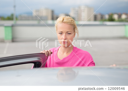 Responsible female driver. 12009546