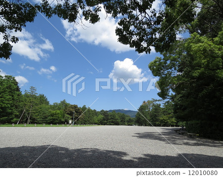 From the bench of the shade of Kyoto Mien in summer 12010080