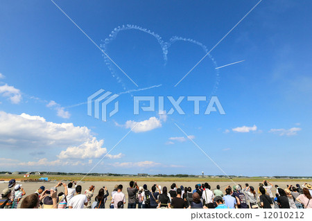 日本最大的心臟，藍色衝動在天空中吸引 12010212