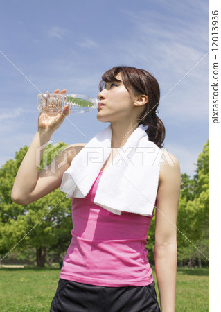 婦女飲用水在公園 12013936