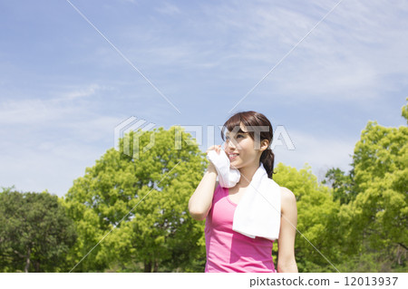 一個女人用毛巾出汗 12013937