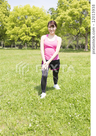 婦女在公園裡伸展 12013938
