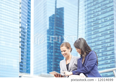 Working Together in the City 12014699