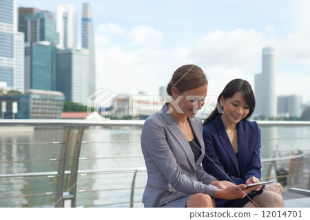 Working Together in the City 12014701