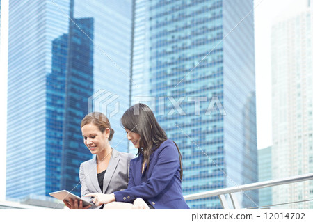 Working Together in the City 12014702