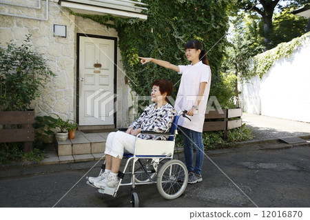 推著輪椅的照顧者 12016870