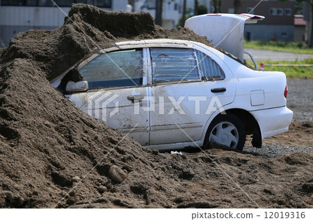 Soil-covered car Soil-covered car 12019316