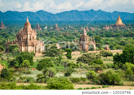Bagan landscape with temples 12019746