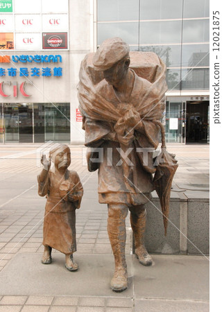 Statue of "Toyama's Medicine Seller" (South Exit of JR Toyama Station/Akewa-cho, Toyama City, Toyama Prefecture) 12021875
