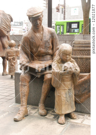 Statue of the "Toyama Medicine Seller" - Handing out souvenirs (South Exit of JR Toyama Station/Akewa-cho, Toyama City, Toyama Prefecture) 12021877