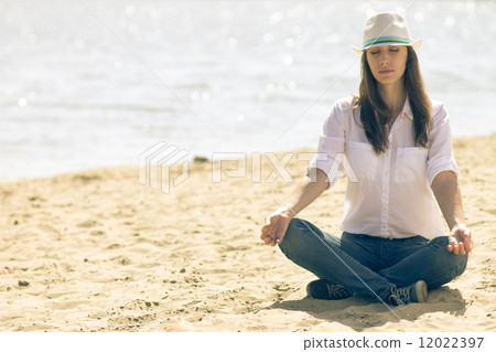 Young woman in white hat relaxe at the beach in summer midday 12022397