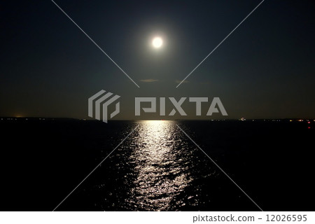 月光反射在水面上 月光反射在水面上 12026595