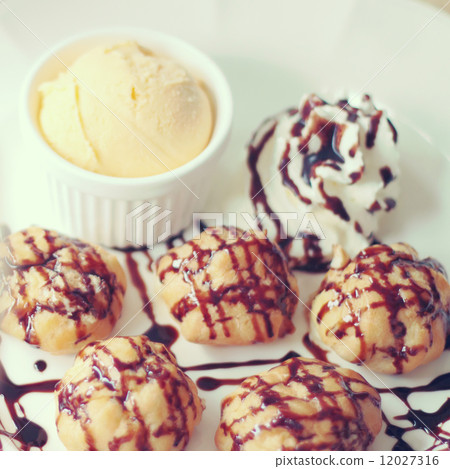 Bakery and ice coffee Bakery and ice coffee 12027316