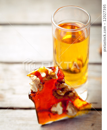 Rum and caramelized walnuts. Krokant. 12027395