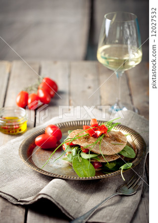 Wholegrain flat bread with spinach and tomatoes 12027532