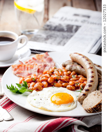 Fried egg with beans, bacon and grilled sausages 12027533