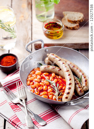 Grilled sausages with beans in tomato sauce 12027586