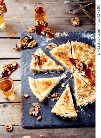 White chocolate, rum and caramel tart 12027680