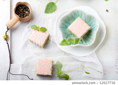 Matcha green tea cakes with white chocolate glaze 12027716