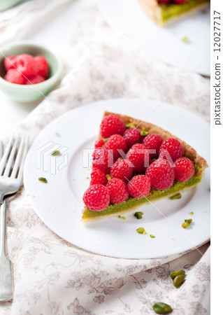 Fresh raspberry and pistachio cream tart 12027717