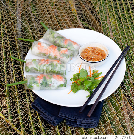 Fresh spring rolls with pork, prawn and herbs 12027758