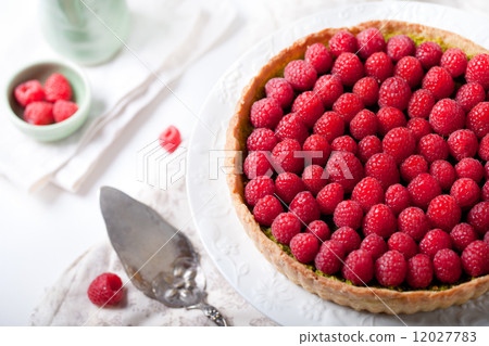 Fresh raspberry and pistachio cream tart 12027783