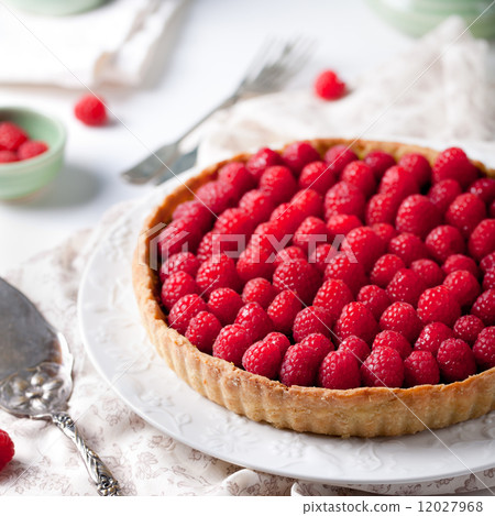 Fresh raspberry and pistachio cream tart 12027968