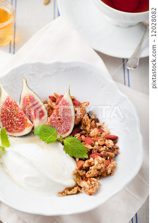 Honey glazed oat granola with figs and yogurt 12028082